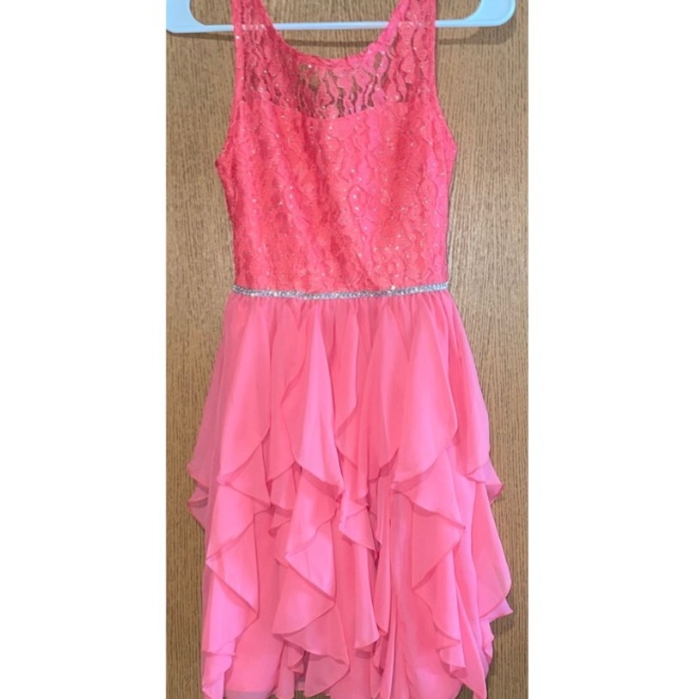 NWOT YOUNG GIRL OR WOMAN CORAL PARTY DRESS WITH LACE TOP AND RUFFLE BOTTON!